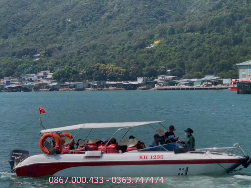 Ưu tiên thuê cano nếu trong đoàn có trẻ nhỏ và người lớn tuổi