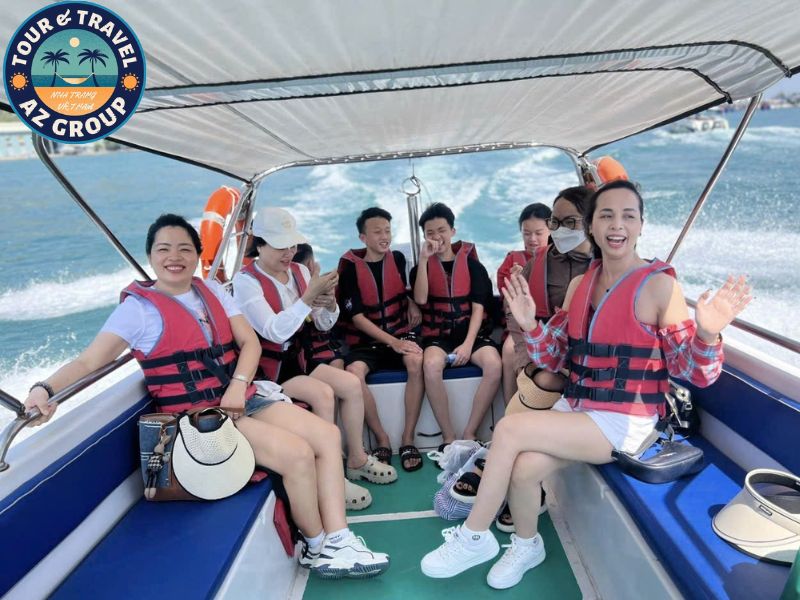 Cảm giác lướt đi trên làn nước trong xanh, gió biển mơn man qua mái tóc