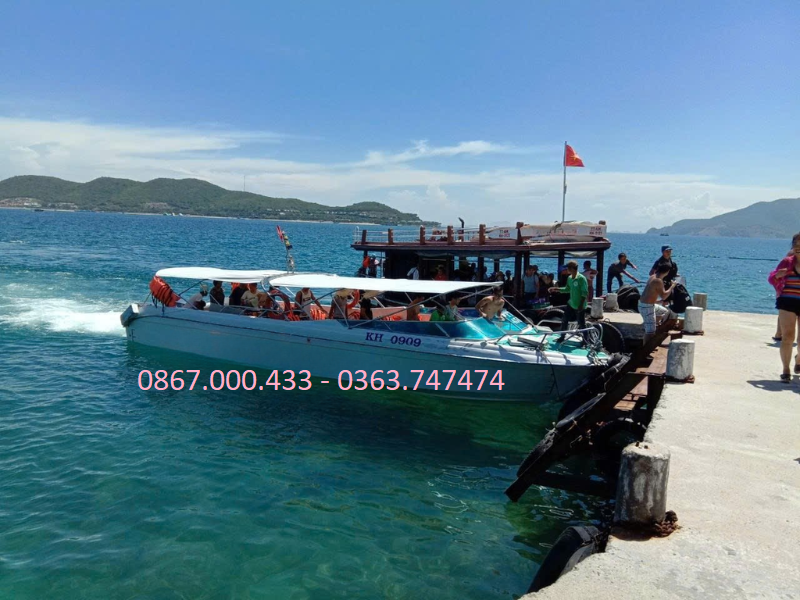 Liên hệ Hotline để nhận báo giá thuê tàu - cano chi tiết