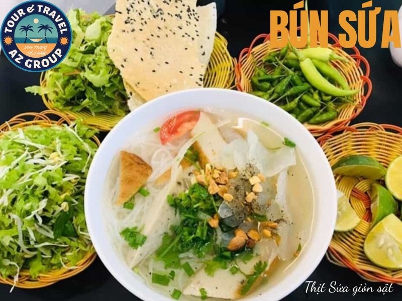 Đi Nha Trang ăn gì Bún sứa có phần nước dùng trong, kèm nhiều toppings ngon