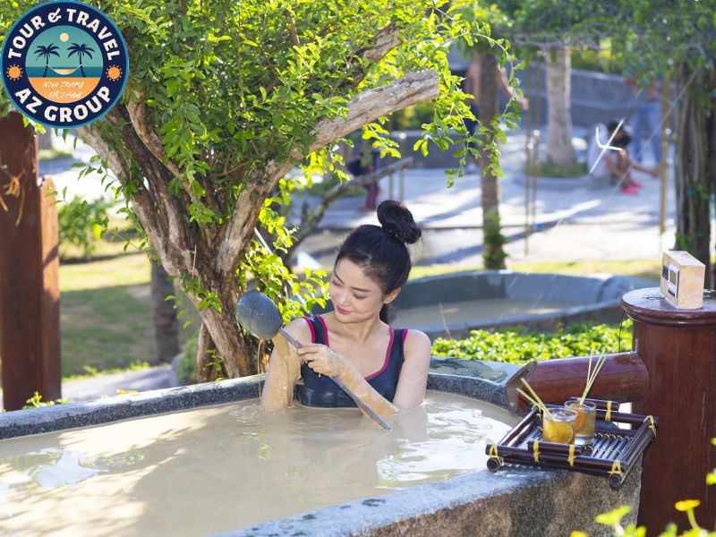 Du lịch Nha Trang mấy ngày Du khách trải nghiệm tắm bùn tại Hòn Tằm
