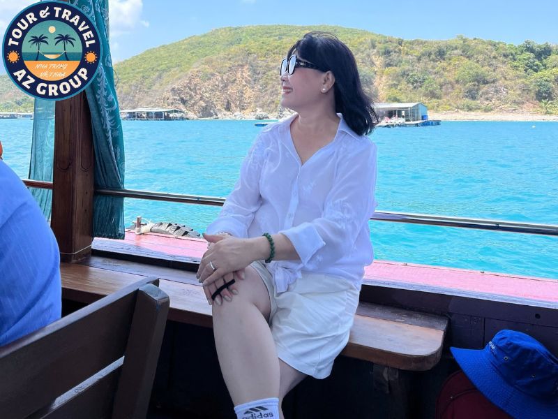 Du khách di chuyển bằng tàu gỗ ra vịnh